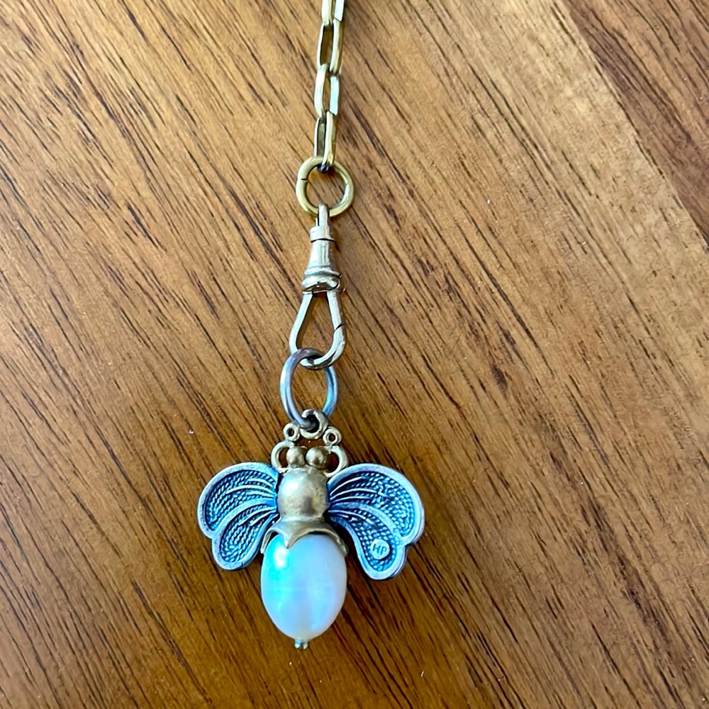 Gorgeous choker with honey bee pearl pendant